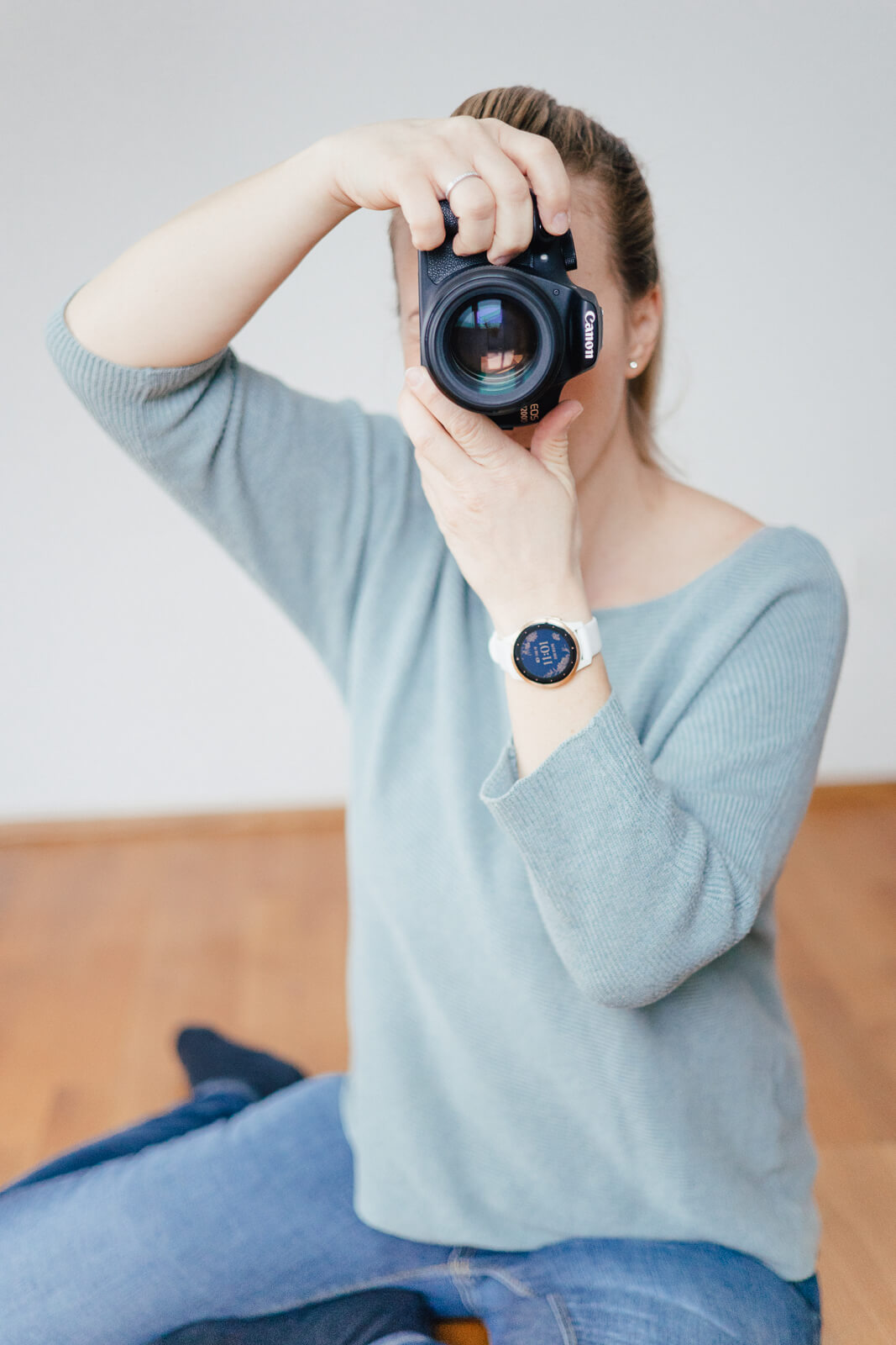Die Fotografin Christine Bleisch aus Hallwang schaut durch die Kamera und macht ein Bild von sich